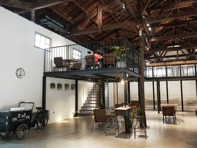 「憬初尋」咖啡館內部保留1950年代興建木構桁架，珍貴檜木飄散著淡淡木質調香氣。（陳淑娥攝）