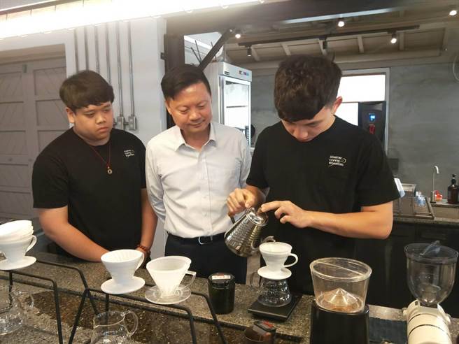 總幹事林育葦（中）表示，「憬初尋」自去年9月試營運至今，以四角林咖啡賣的最好。（陳淑娥攝）