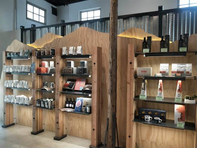 「憬初尋」擁有50 支咖啡單品，包括國內10支、國外40餘支選項。（陳淑娥攝）