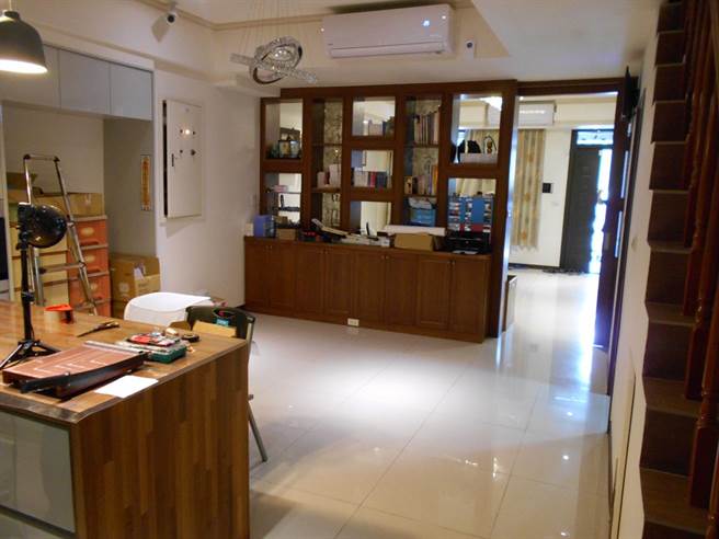 新北市中和區興南路二段399巷內的透天厝內部一樓內部陳設。（新北分署提供／李俊淇新北傳真）