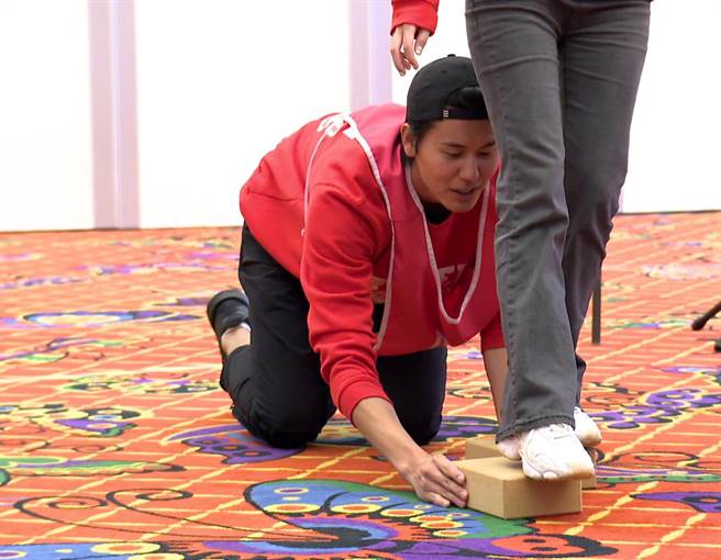 風田跟著邱慧雯的腳步鋪設磚頭。（台視提供）