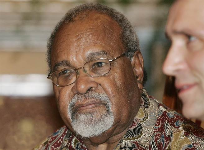 巴布亚纽几内亚（Papua New Guinea）「国父」、第一任总理索玛利（Michael Somare）今天逝世，享寿84岁。(图/美联社)