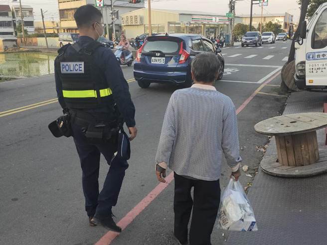 霧峰分局四德派出所研判，陳姓阿伯應該只是記錯停車位置，陪他四周找找，果然在前一個路口找到機車。（霧峰分局提供／黃國峰台中傳真）