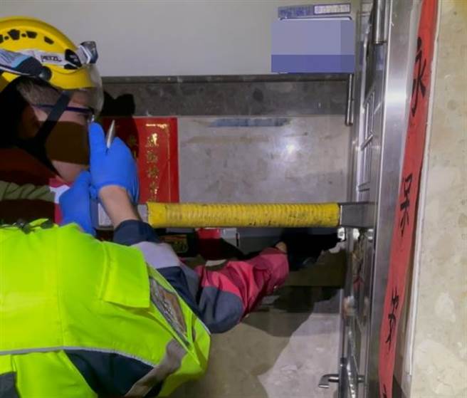 警消当机立断破门解救廖男。（丰原警分局提供／陈淑娥台中传真）