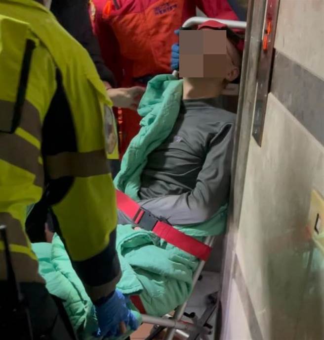 警消当机立断破门解救廖男。（丰原警分局提供／陈淑娥台中传真）