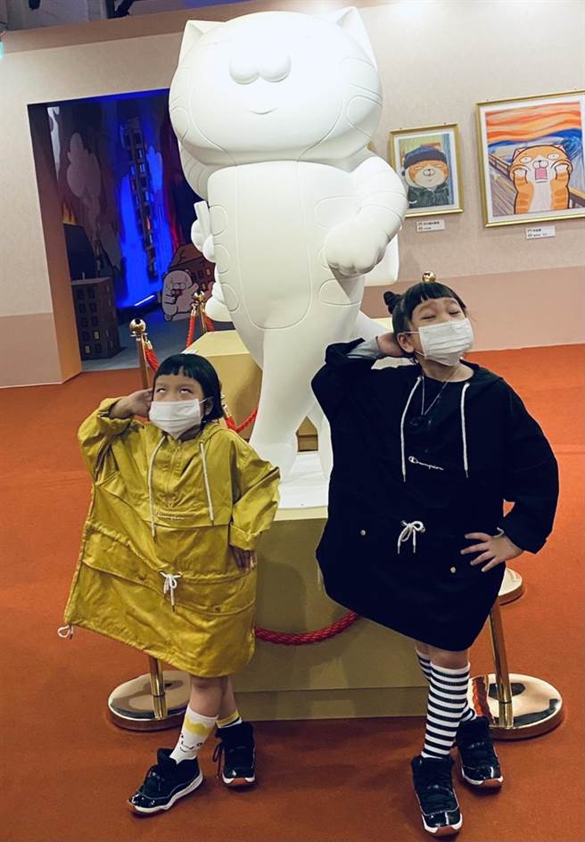 网红胖球＆斯拉今到「嗨起来！白烂猫五周年特展」看展。（开丽娱乐提供）