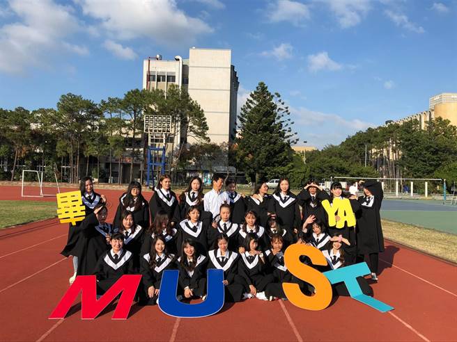 明新科大化材系的越南专班学生，提早穿上学士服拍毕业照，留下大学生涯的纪录。（校方提供／庄旻静新竹传真）