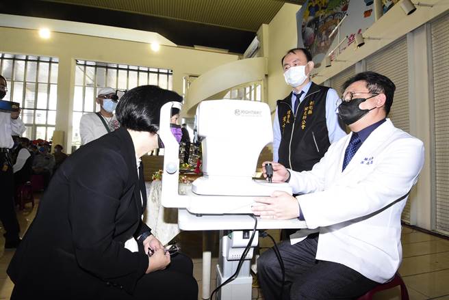 彰化縣政府開辦敬老眼鏡補助，65歲以上長者都可以申請，到縣府簽約之眼鏡公司進行驗光，免費配送精美的老花眼鏡。（吳敏菁攝）