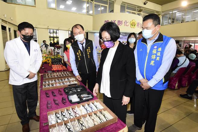 彰化縣政府開辦敬老眼鏡補助，65歲以上長者都可以申請，到縣府簽約之眼鏡公司進行驗光，免費配送精美的老花眼鏡。（吳敏菁攝）