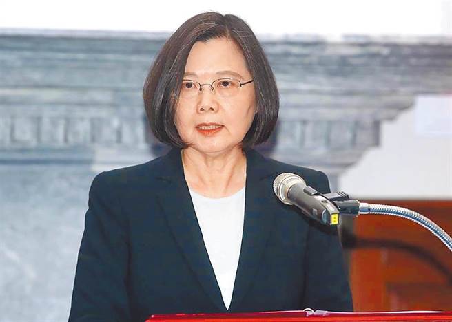 中國大陸以含有介殼蟲名義，將自3月1日禁止台灣鳳梨進口。總統蔡英文於臉書發文表示，中國以突襲式的通知，單方面暫停輸入台灣鳳梨這件事，顯非正常的貿易考量，她要表達譴責。（總統府提供）