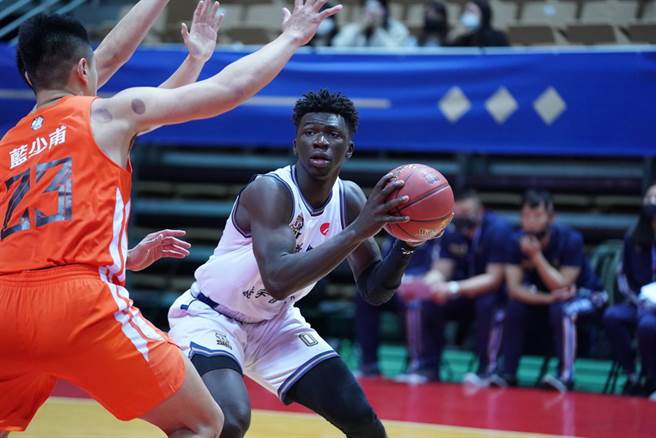 世新大学阿巴西26日投进7颗三分球，且拿37分，皆创UBA生涯新高纪录。(大专体总提供)