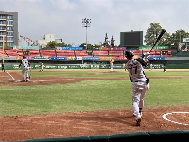 台南球场外野萤幕小，球迷时常抱怨，今年终于要换2倍大的新萤幕。（资料照／邓心瑜摄）