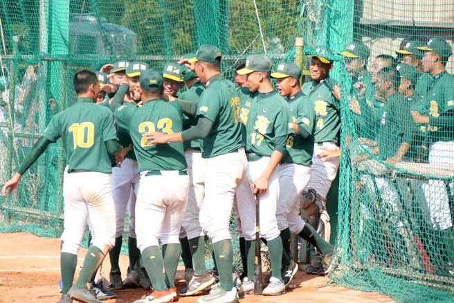 高苑第3阶段首战大胜大理高中。（学生棒联提供）