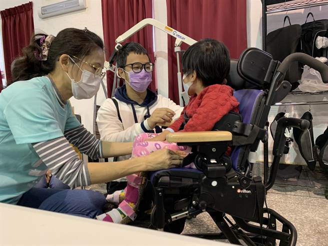 35岁男子吴明勇（中）为照顾患有肌肉萎缩症的7岁女儿（右）辞去公职，报考物理治疗科系，只为让女儿得到更专业的照护。（门诺医院提供／王志伟花莲传真）