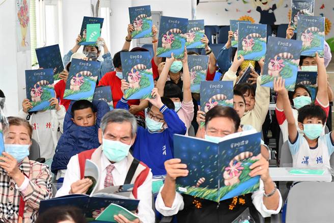 满州乡民谣协进会推出有关在地传唱民谣女性故事的有声绘本《朵朵的礼物》，创新又有趣的传承方式，深受大小朋友喜爱。（谢佳潾摄）