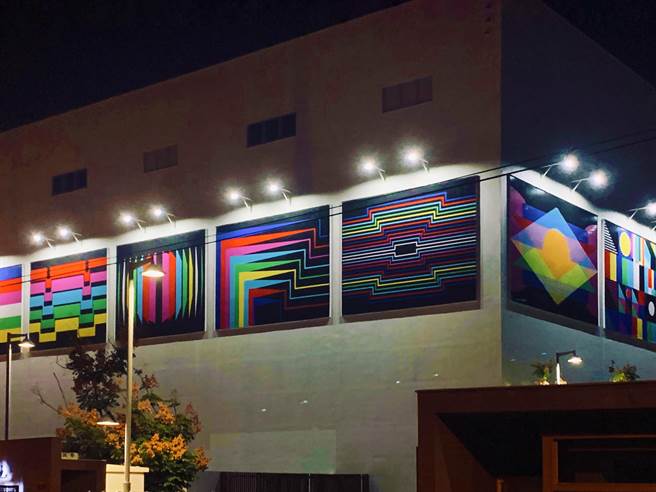 中台湾影视基地公共艺术「时间影格」，在夜晚成为雾峰的吸睛图像。（文化局提供／林欣仪台中传真）