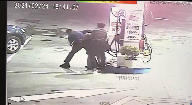 警方以一记大外割压制住欲喝汽油自杀的黄姓男子，救回他一命。(警方提供／林欣仪台中传真)