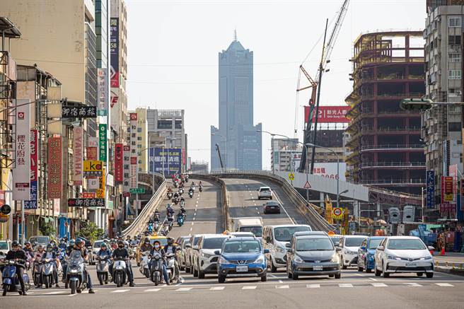 高雄中博高架桥27日凌晨正式开拆。（袁庭尧摄）