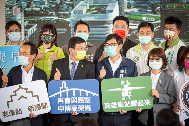 市长陈其迈（右二）表示此工程是高雄铁路地下化「最后一哩路」。（袁庭尧摄）