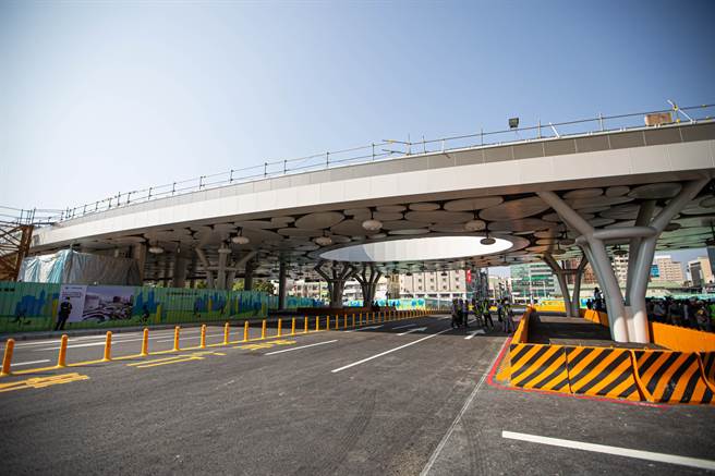 9天后将开放「站西路」6车道双向通车。（袁庭尧摄）