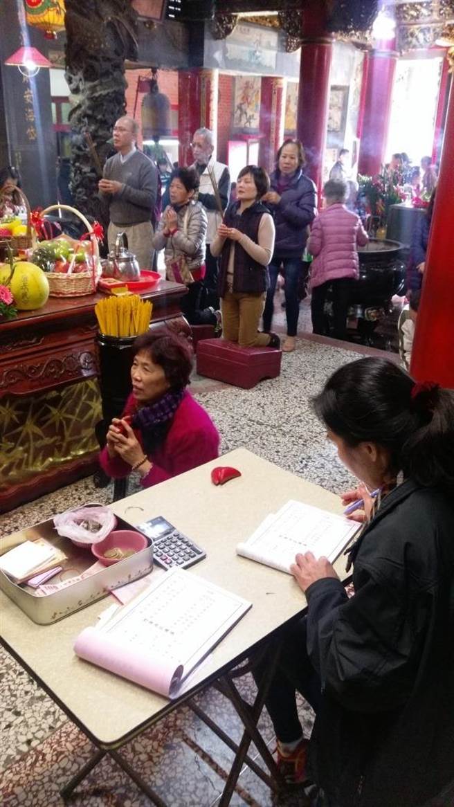 随着国内疫情趋缓，苗栗县通霄镇白沙屯拱天宫，宣布于2月28日（农历正月十七日）起恢復改补运服务作业，不过入庙仍需配合防疫规定。(拱天宫提供／巫静婷苗栗传真)