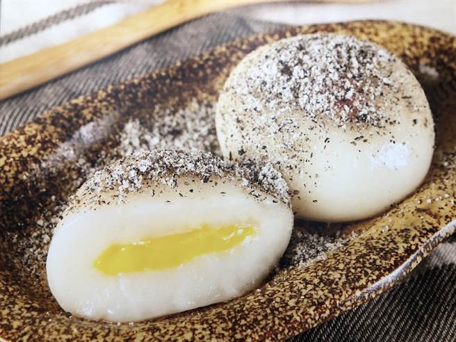 爆浆起司汤圆，在汤圆中包入一块起司，外头再撒上芝麻粉，一口咬下，咸甜的滋味再加上Q弹的汤圆皮，推出后也成为店内的明星产品。(摄影/吴振煌)