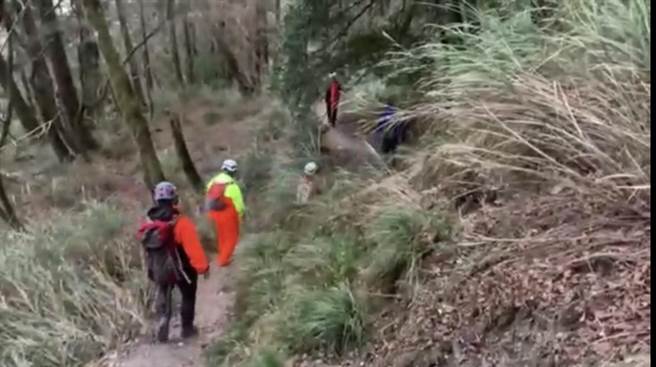 男子攀登屏风山摔落，县消防局新秀分队集结太警队、太管处人员救援，晚间才能接触患者。（花莲县消防局提供／王志伟花莲传真）
