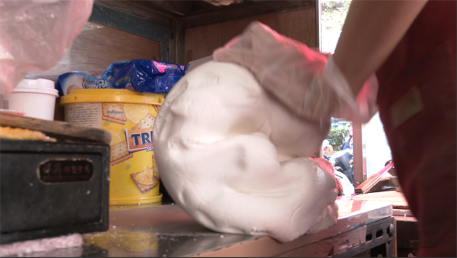 老板表示汤圆就是要用手心的温度去揉，才会有最完美的Q度。(摄影/吴振煌)