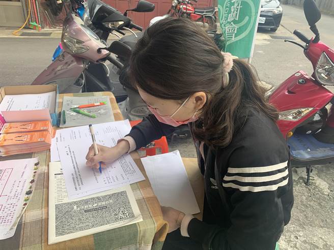 全台保护藻礁总动员，荒野保护协会桃园分会连署站也出现人潮，抢着询问连署资讯。（黄婉婷摄）
