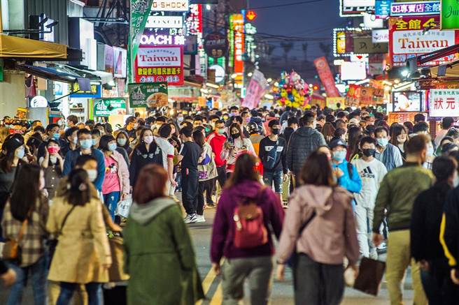 嘉義市文化路夜市人潮滿滿，帶來消費力。（嘉義市政府提供）