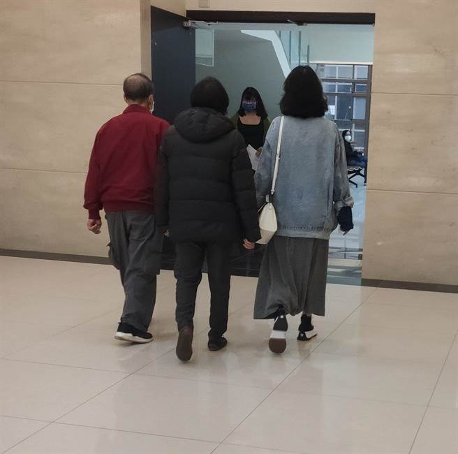 家屬到場聽判，聽到法官判決，露出難過神情，面對記者詢問是否上訴，2人僅說「回家再考慮」。(賴佑維攝)