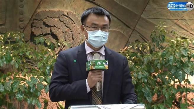 台湾凤梨正逢生产旺季，大陆片面宣布禁止输入，陈吉仲激动表示无法接受。（图撷自中时新闻网直播）