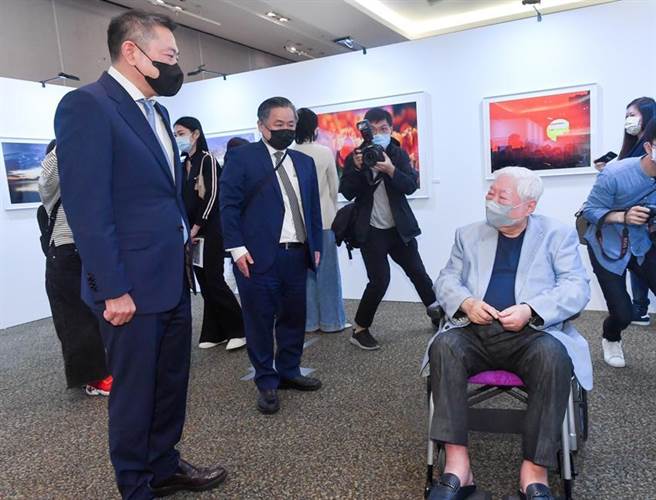 与吴东兴因「三三会」结缘老友南侨集团会长陈飞龙(右）坐着轮椅到场观展。图／记者卢祎祺摄影
