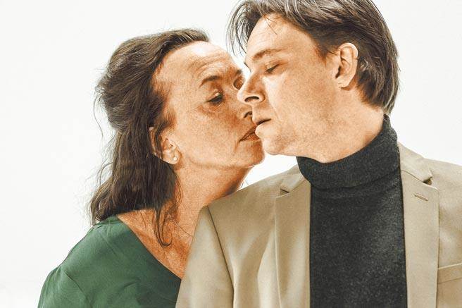 原定3月来台的阿姆斯特丹剧团，现无法来台，改以剧场直播方式，让台湾观眾坐在台湾的剧院，同步欣赏在荷兰现场的表演。图为直播作品《米蒂亚》剧照。（国家两厅院提供）