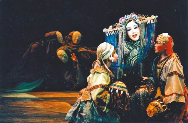 《楼兰女》由双国家文艺奖得主魏海敏、吴兴国担任主演，结合京剧唱腔与西域曲调，描绘女性因遭逢爱情背叛，不惜杀子的激烈心路歷程。（当代传奇剧场提供）