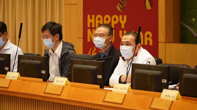 新北市长侯友宜26日下午邀集新北市医师公会及辖内18家急救责任医院代表，召开「急救责任医院防疫精进会议」。（新北市卫生局提供／许哲瑗新北传真）