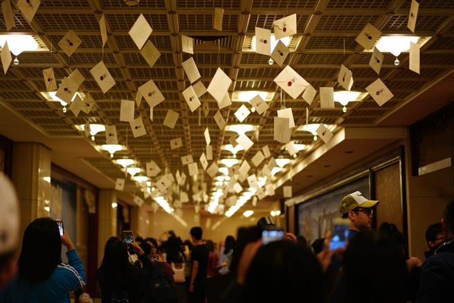 哈利波特電影交響音樂會2018年首度在台演出，音樂廳變成霍格華茲學校，觀眾興奮地尋找自己的入學信。（牛耳藝術提供）