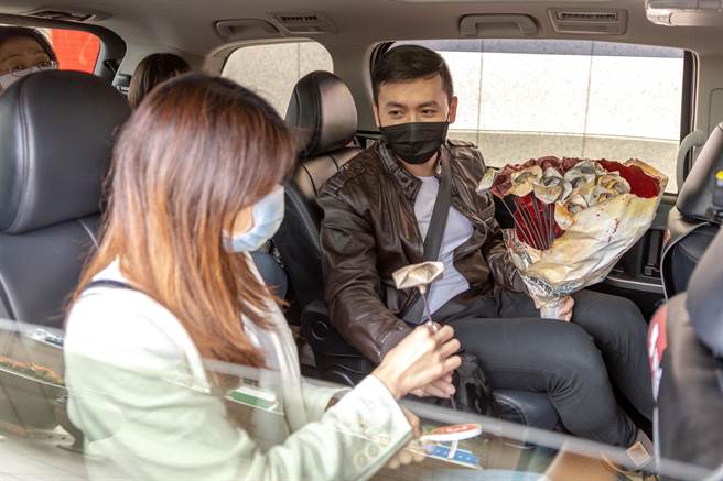 计程车的小空间成为舞台，艺术家一支独秀，为坐在车上的乘客与运将大哥说故事。两厅院驻馆艺术家詹杰、黄郁晴、汪兆谦今日首度尝试，进到车上的小空间，为乘客说故事，分享创作计画。（国家两厅院提供）