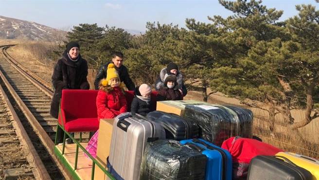 俄罗斯外交官和家属2月25日利用轨道手推台车离开北韩，终于达成返国的心愿。（路透）