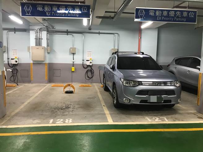 北市路外停车场将全面设置充电车格 柯文哲：差别费率计价 增加周转率。（北市停管处提供／吴康玮台北传真）