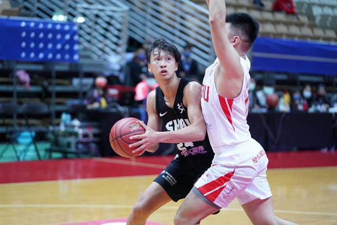 义守大学苏文儒先在末节投进追平两分球，接着又在延长赛最后37秒投进稳住胜局的两分球。(大专体总提供)