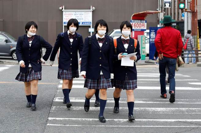 日本因新冠肺炎疫情在10都府县实施紧急事态宣言，原定至3月7日止，但部分府县将提前解禁。(图/路透社)