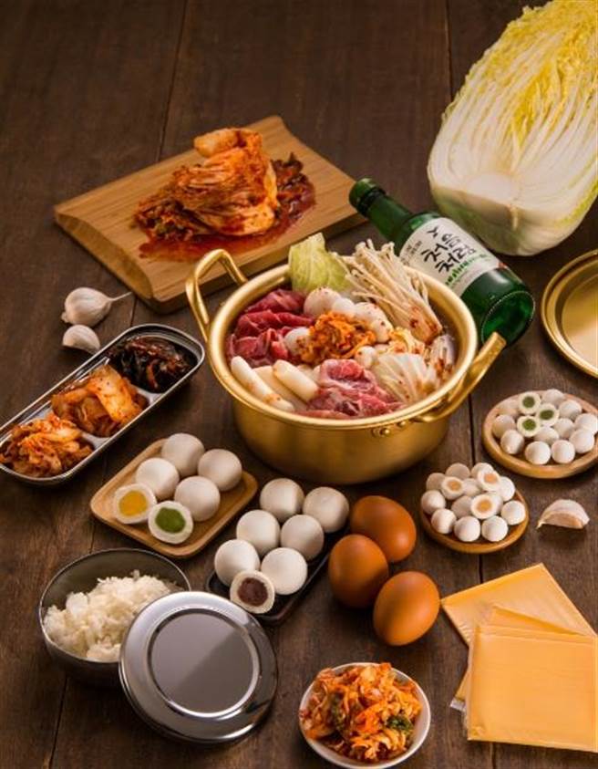适逢元宵节，city&#8217;super祭出创意又不失美味的「自煮韩式酸辣泡菜锅」新吃法，将桂冠鲜肉、流沙汤圆加上韩国宗家府年糕、泡菜，混合成甜甜咸咸的口味。（city&#8217;super提供）