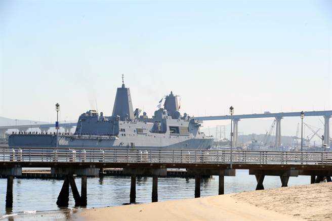 美国当局今天表示，两艘在中东值勤的美国海军军舰出现了2019冠状病毒疾病（COVID-19，新冠肺炎）病例，其中一艘已在巴林靠港，另一艘也正驶向同一地点。(图/DVIDS)