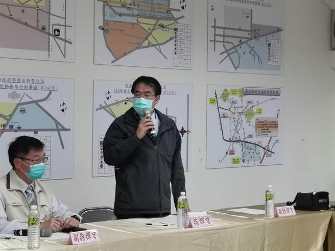 台南市长黄伟哲(右)前往指挥中心视察。（刘秀芬摄）