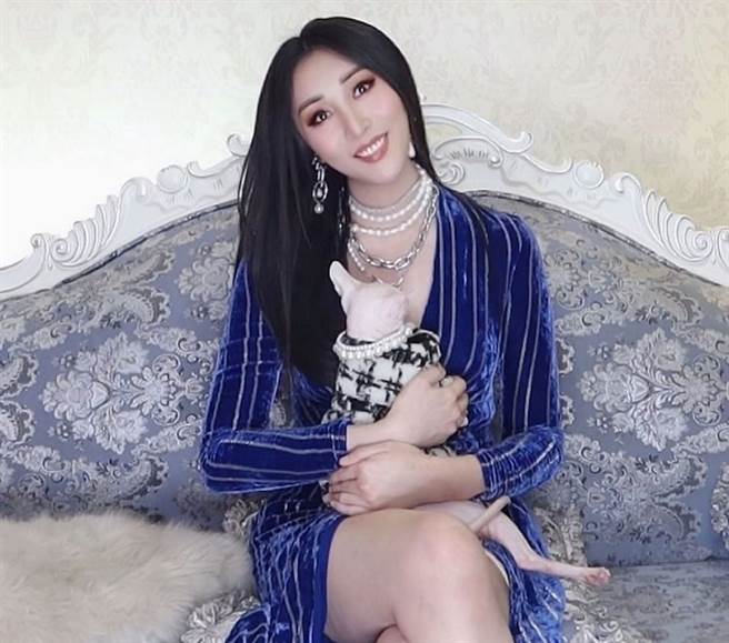 大陆31岁女网红YaYa（施雅欣），是一名「跨性别者」。(图/ 摘自施雅欣IG)