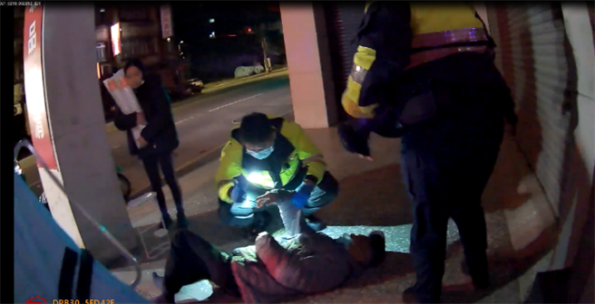 新北市中和警分局协助霍姓老翁返家与家人团圆。（中和警分局提供）