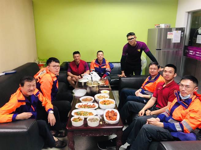 不愿具名的热心民眾在元宵节送给桃园市消防局大有分队大餐。（消防局提供／赖佑维桃园传真）