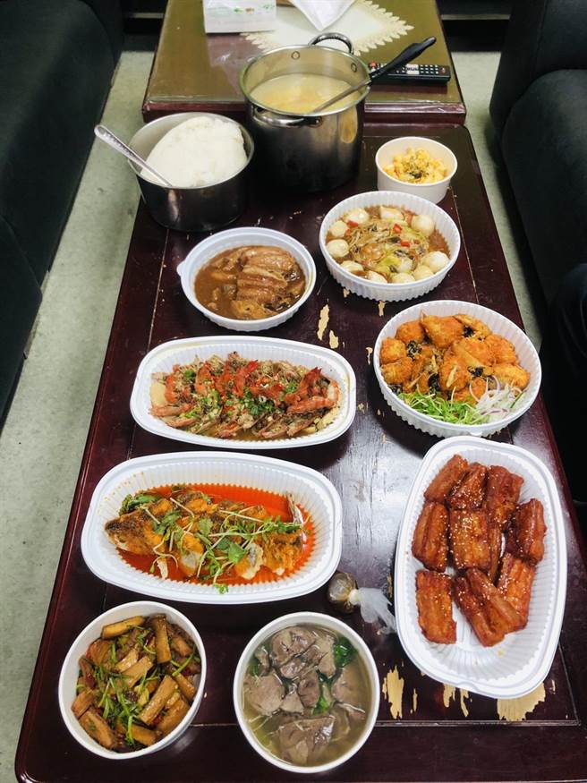 不愿具名的热心民眾在元宵节送给桃园市消防局大有分队大餐。（消防局提供／赖佑维桃园传真）