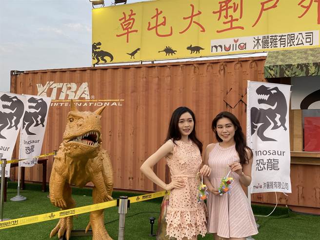 草屯恐龙展在元宵晚上推出佛心的免费入园，并且邀请美丽漂亮气质大方的正妹，到场赠送民眾1恐龙造型的花灯（黄立杰摄）